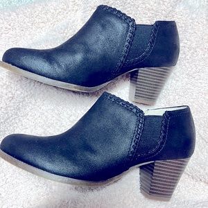 Life Stride women’s ankle booties